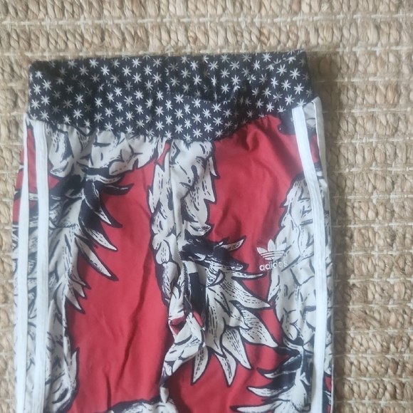 Adidas Red and Black Leggings with Dynamic Pattern - Picture 3 of 4